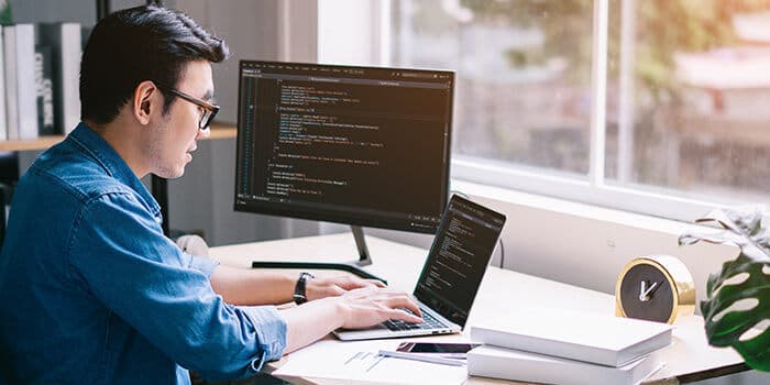 Un desarrollador colaborando con un asistente de inteligencia artificial para optimizar su código